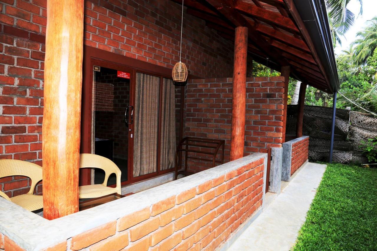 Click Hiriketiya Hotel Dikwella Exterior foto